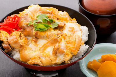 親子丼（漬物・お椀付き）870円